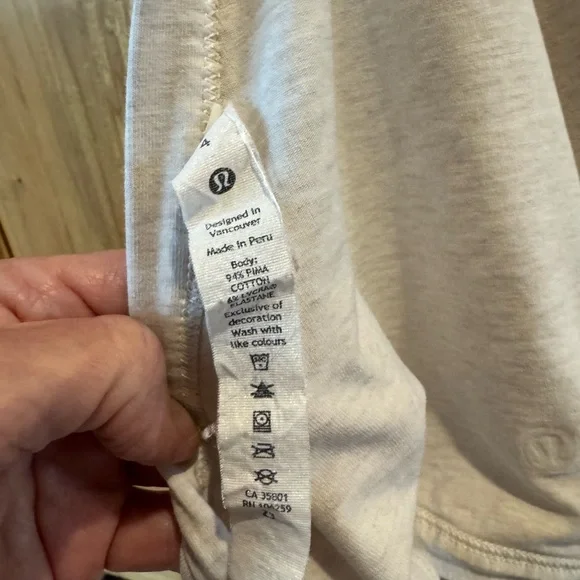 Like new lululemon It’s a tie tee beige size 4 - Picture 9 of 14